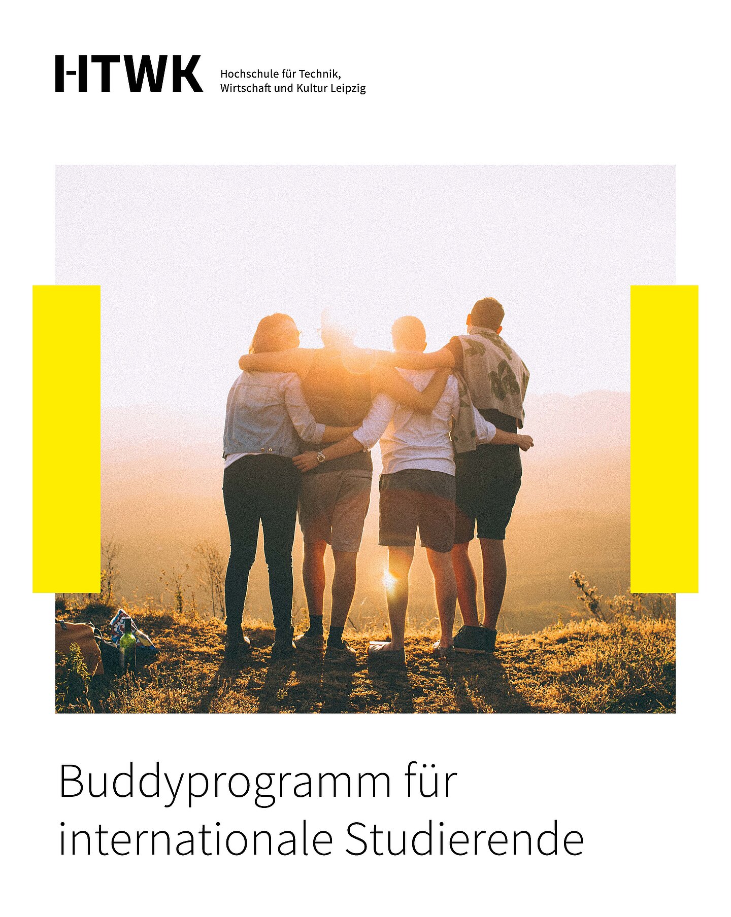 Eine Gruppe Studierender umarmen sich im Sonnenuntergang
