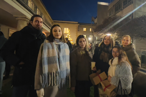 Gruppe internationaler Studierender auf dem Weihnachtsmarkt