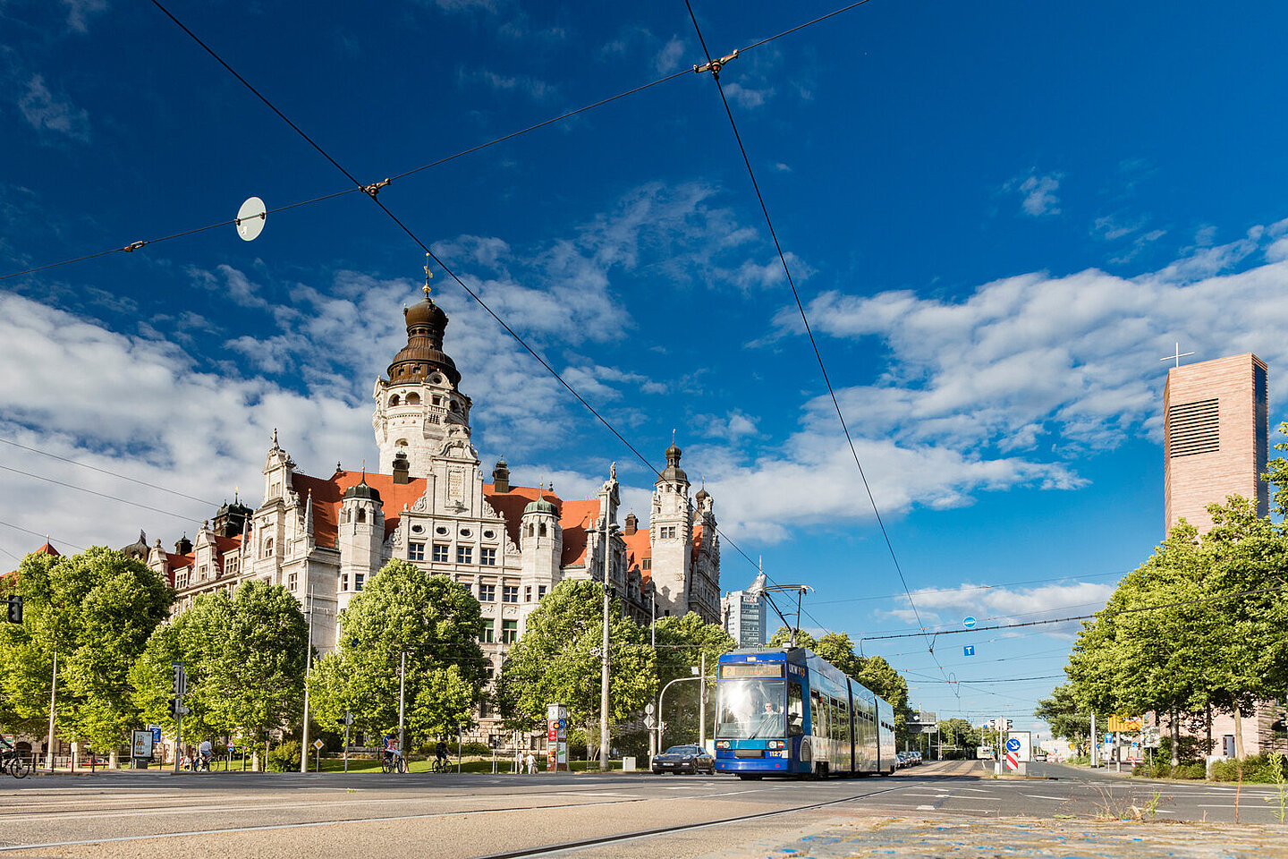 Leipzig zählt zu den lebenswertesten Städte in Deutschland Eine Tram fährt in Leipzig am neuen Rathaus entlang.