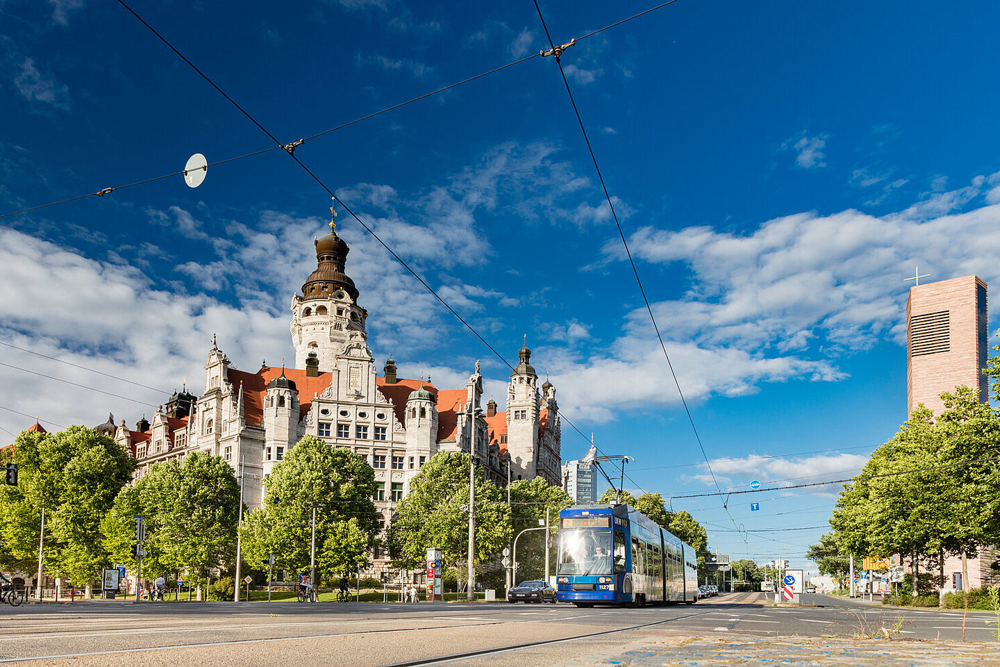Eine Tram fährt in Leipzig am neuen Rathaus entlang.