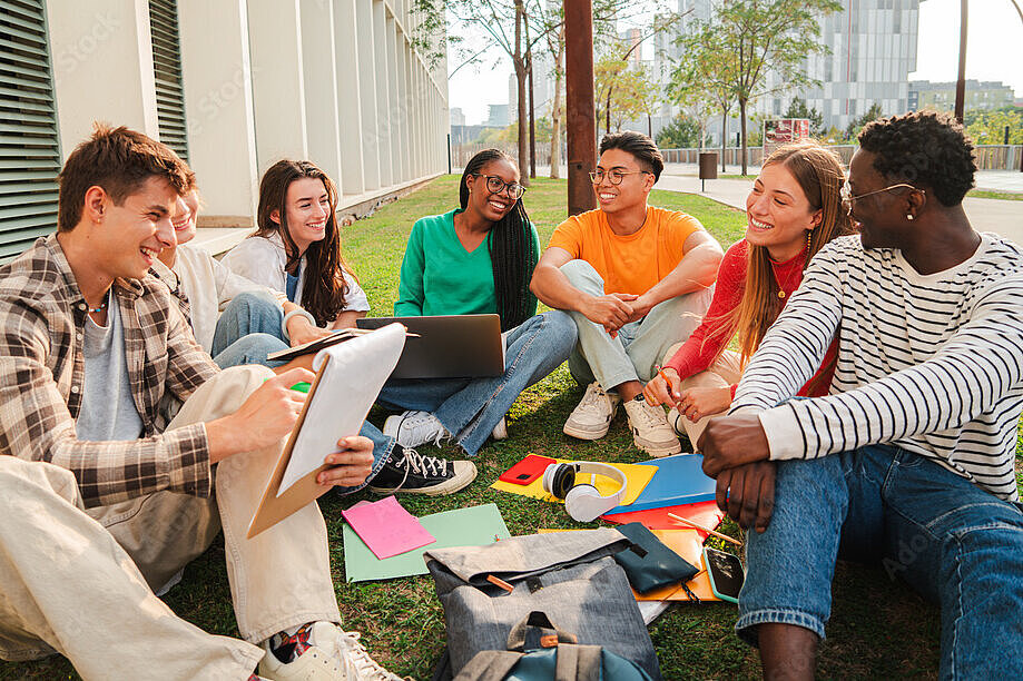 Veranstaltungen im Studium Eine multiethische Gruppe von Studierenden am Campus